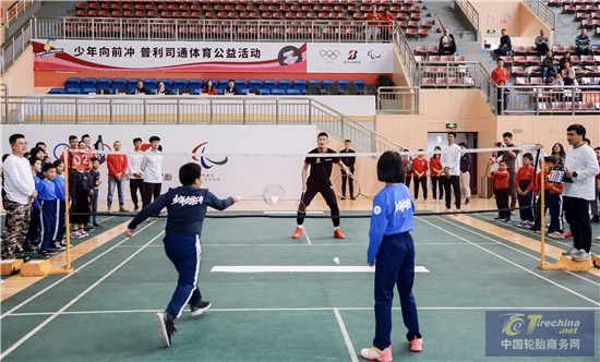 2 - 谌龙与学生代表的羽毛球比赛.jpg