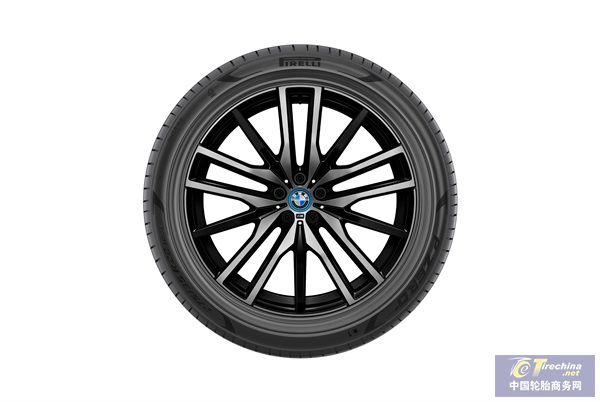 获FSC森林认证的倍耐力P ZERO轮胎，装配宝马X5插电式混合动力车型.jpg