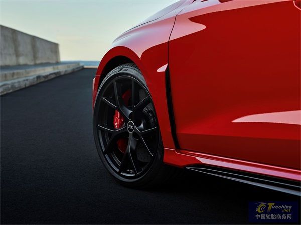 汲取赛车运动经验的P ZERO成为新款奥迪RS3车型量身定制的原配轮胎.jpg