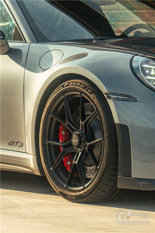 倍耐力：全新 P ZERO R 与 P ZERO TROFEO RS 轮胎搭载于保时捷 911 GT3