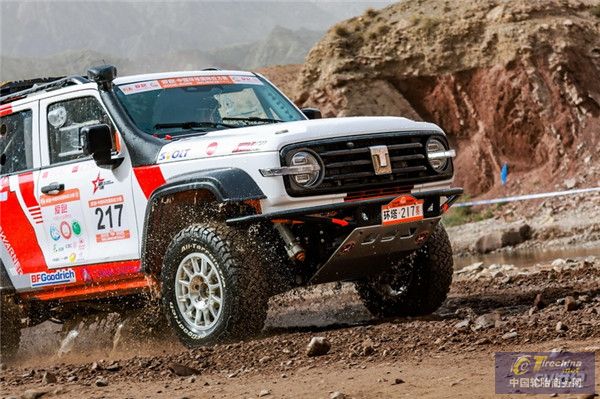 沙尘落定坦克处 自见铁汉柔情 2025环塔坦克夺冠后记