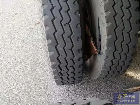 清理轮胎被炸晕！爆胎威力堪比炸弹