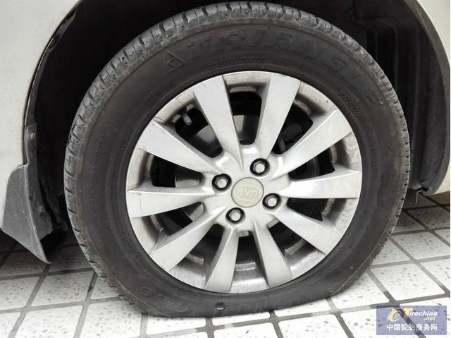 路上爆胎 这些正确操作能避免惨剧发生！