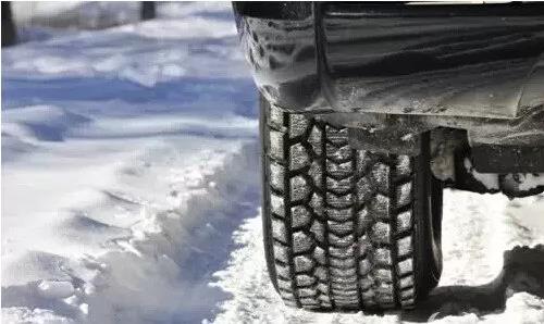 雪后换胎排长队 等俩小时不是稀罕事