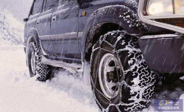 汽车轮胎安装防滑链，为啥车还打滑？大家看到后忍不住笑了