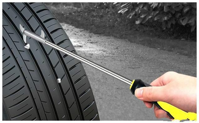 汽车轮胎卡上小石头时，我们该不该清理呢？看看老司机怎么回答