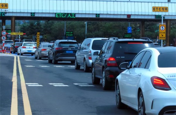 高速轮胎爆胎如何自救，记住这几点就够了