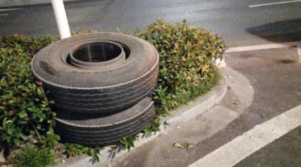 “天降”轮胎，殃及三车！