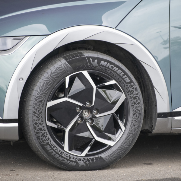 米其林全球首发，两款可持续材料轮胎