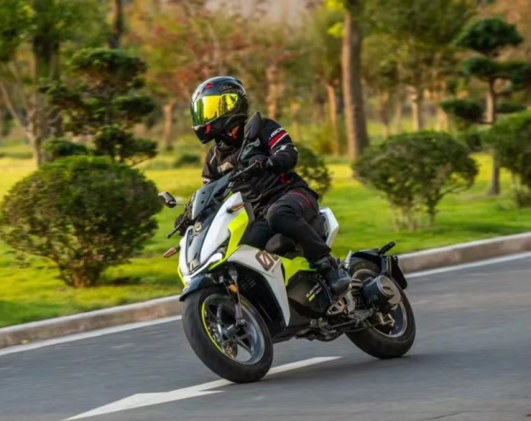 正新CM-TR搭配斐兔FW-06，让电摩更炫、更酷、更好玩