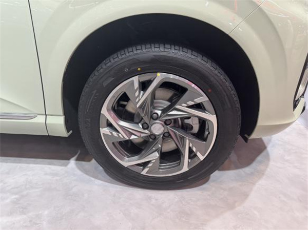 玲珑轮胎闪耀2025上海车展，尽显配套强者之姿