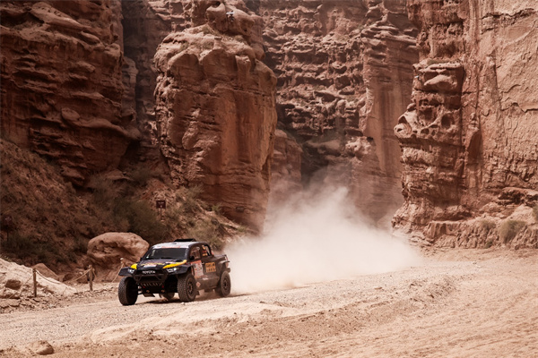 佳通轮胎征战2025中国环塔国际拉力赛，演绎全球越野科技硬实力