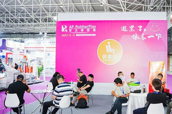 2025亚太橡塑展Day2持续沸腾！海内外买家云集，直击前沿科技与商机！