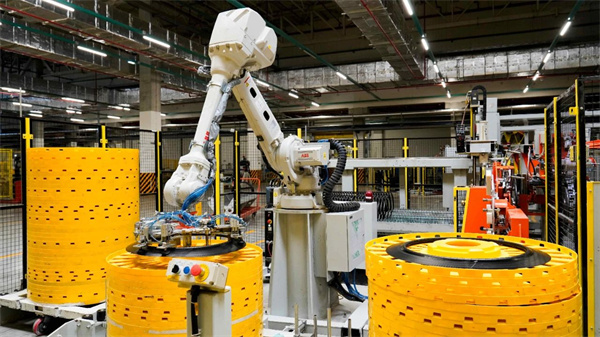 全球10大车企，8家选玲珑轮胎！